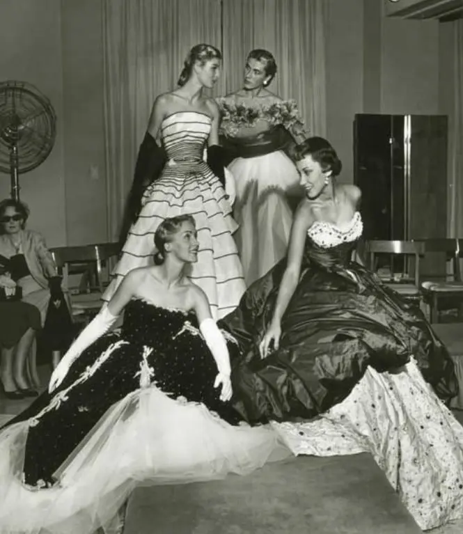Modelos a posar durante um desfile na Casa Canadá.