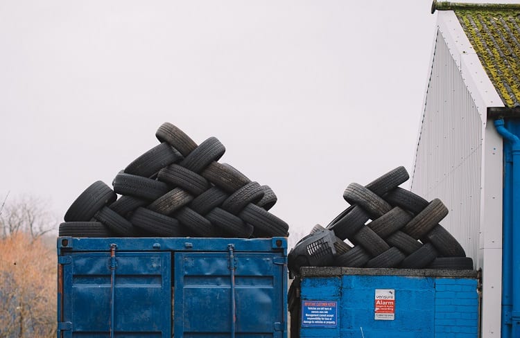 pilha de pneus velhos para reciclagem
