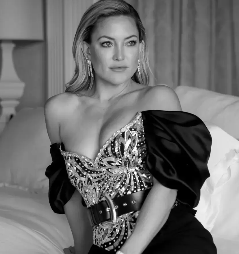 Kate Hudson veste Louis Vuitton para o Globo de Ouro 2021