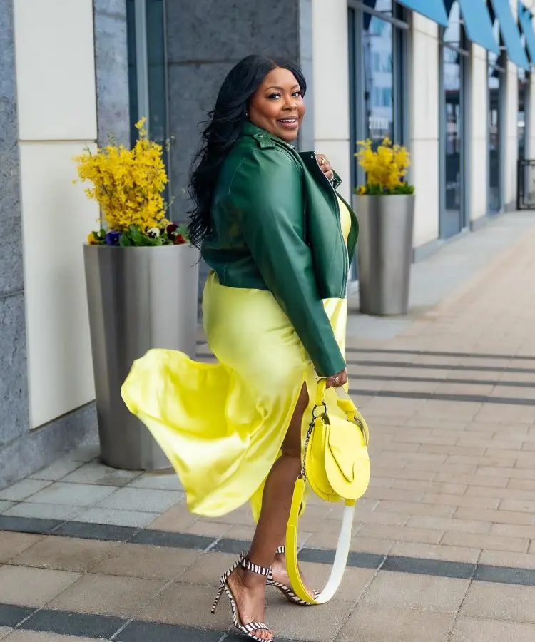 Vestido de seda amarelo, jaqueta de couro verde e bolsa amarelo, look para torcer pelo Brasil