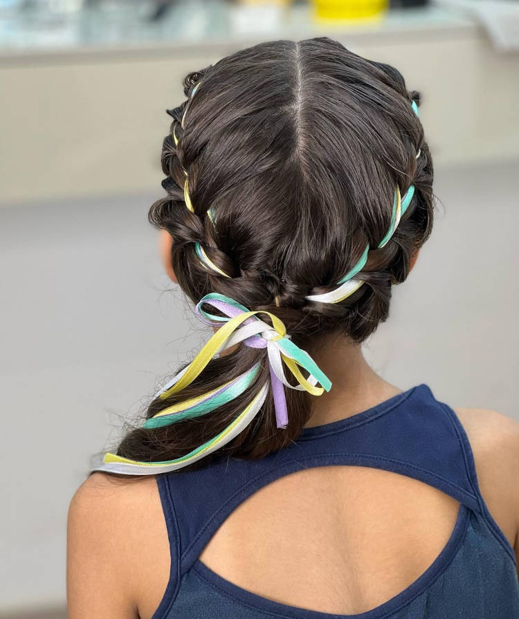 trança embutida com fitas coloridas, finalizada em rabo de cavalo em um cabelo preto.