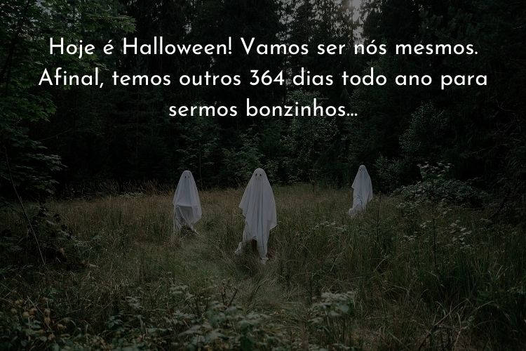 Foto de três pessoas vestidas de fantasma em jardim, com frase "Hoje é Halloween! Vamos ser nós mesmos. Afinal, temos outros 364 dias todo ano para sermos bonzinhos.."