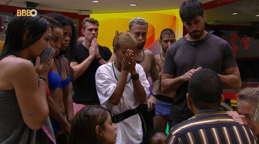 Participantes do BBB chocados com a decisão (Foto: Globo)