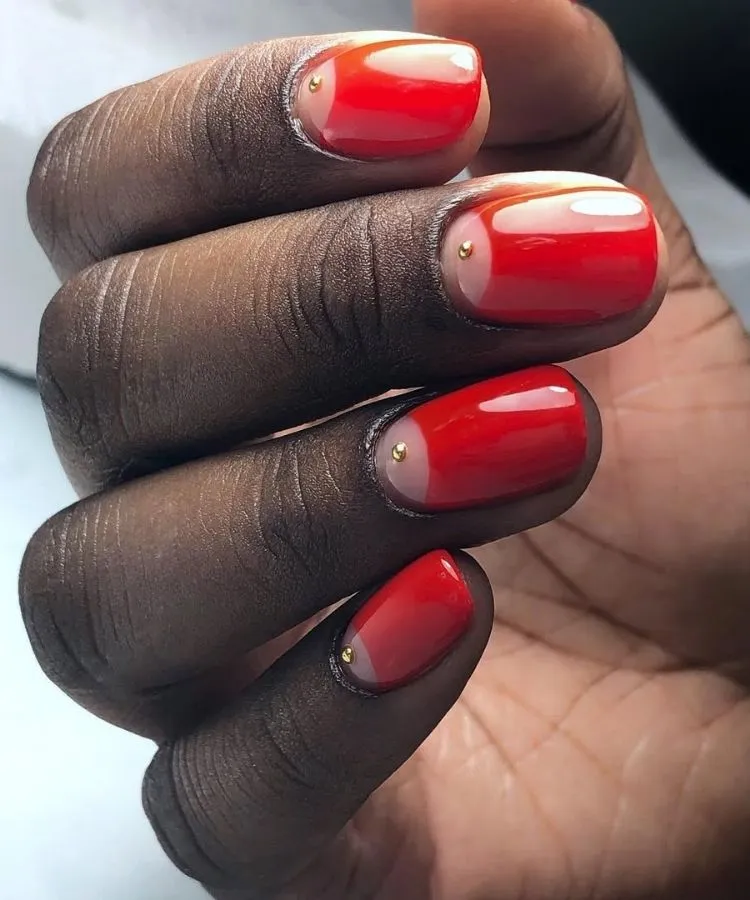Nail art de meia-lua, uma das tendências de unhas para 2026