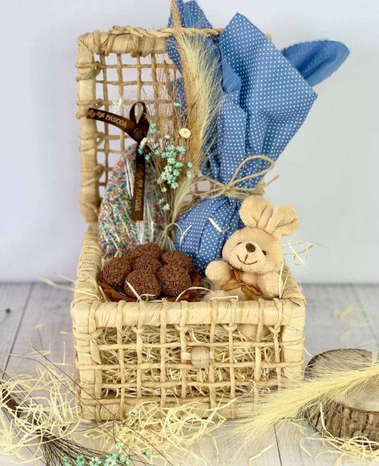 Cesta de páscoa com coelho de pelúcia, ovo e brigadeiro