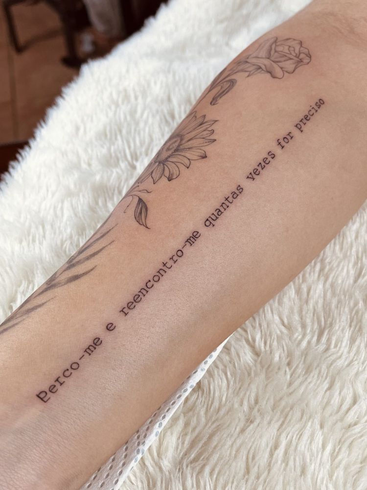 tatuagem com a frase "perco-me e reencontro-me quantas vezes for preciso".