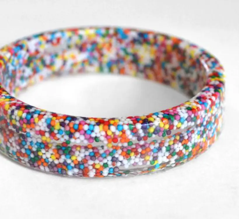 Pulseira de resina com miçangas