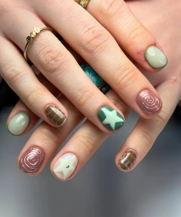 Foto de unhas pintadas cadauma de uma cor, uma das tendências de unhas para 2026