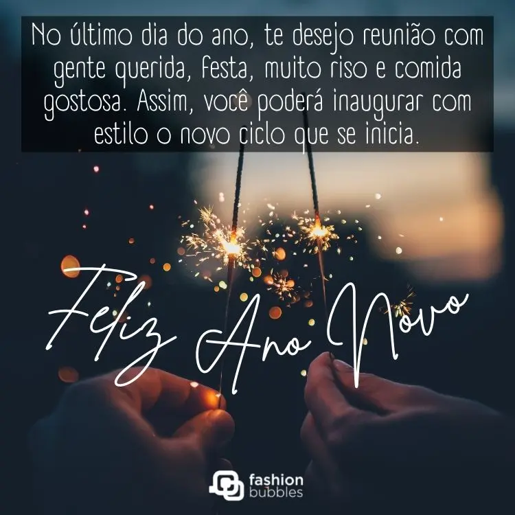 Foto de duas mãos segurando duas velas acesas e frase: No último dia do ano, te desejo reunião com gente querida, festa, muito riso e comida gostosa. Assim, você poderá inaugurar com estilo o novo ciclo que se inicia. Feliz Ano Novo!