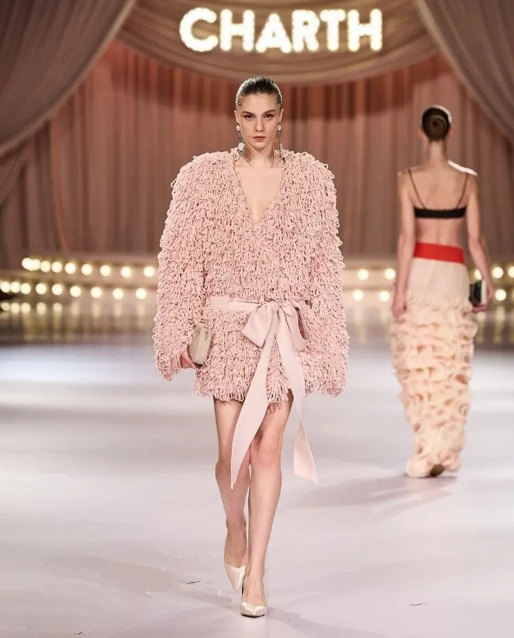 Modelo na passarela usando look off white
