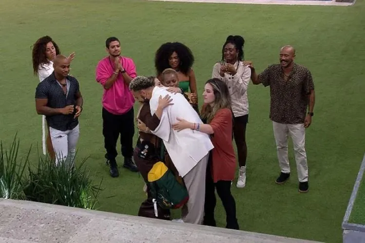 Fred abraça participantes após sua desistência do BBB 23.