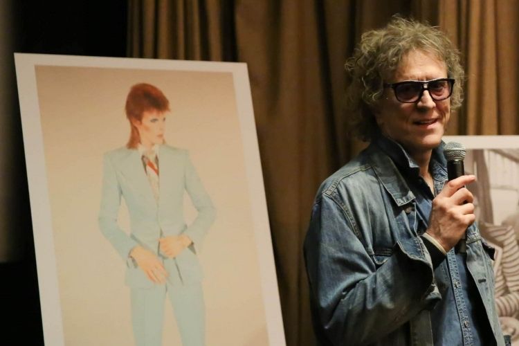 Mick Rock com uma de suas fotos