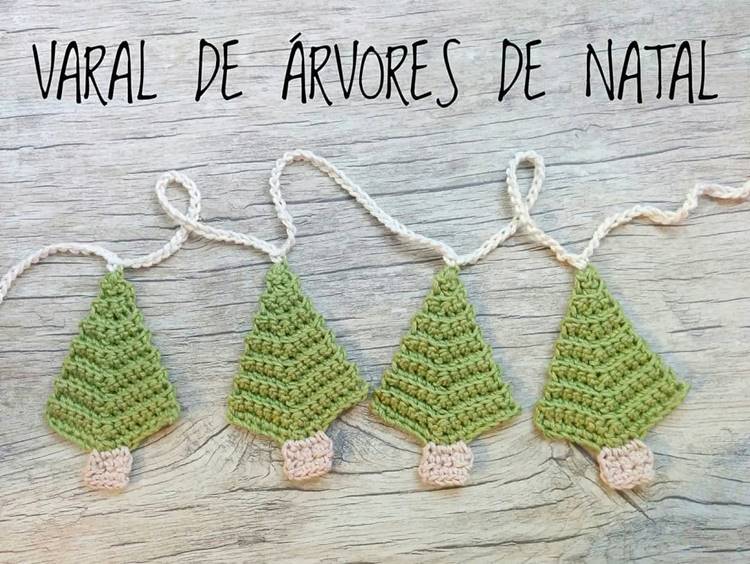 Foto de varal de Árvores de Natal de crochê.