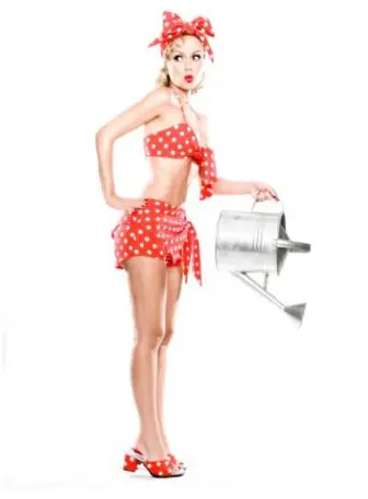 A apresentadora Eliana em como pin-up, com o estilo clássico com bolinhas brancas. A apresentadora Eliana em como pin-up, com o estilo clássico com bolinhas brancas.