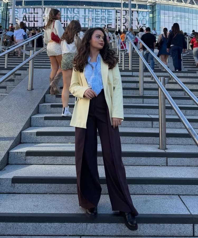 Look para o show do Harry Styles no frio com calça e blazer