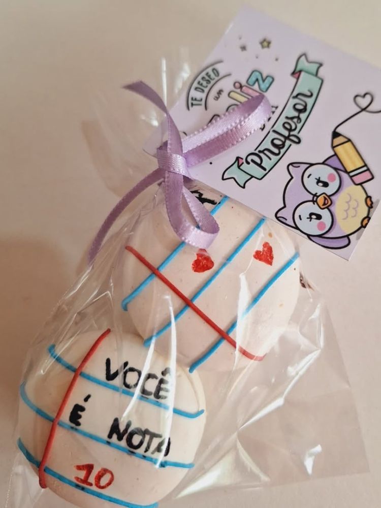 2 biscoitos decorados com linhas de caderno e frase