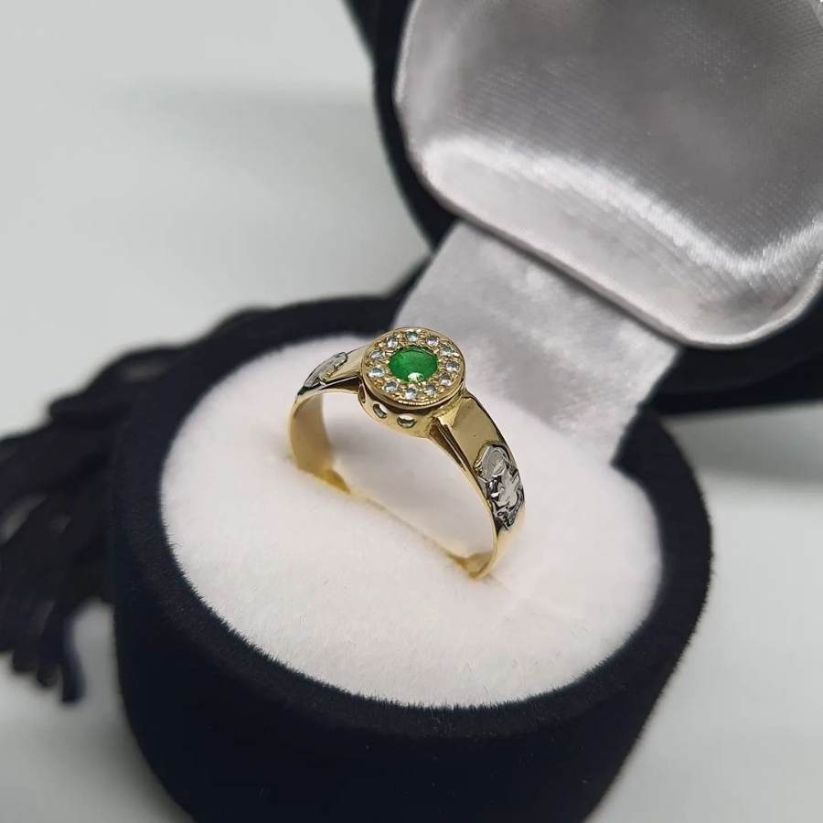 Anel formatura enfermagem com pedra esmeralda em ouro, dentro de caixinha de veludo