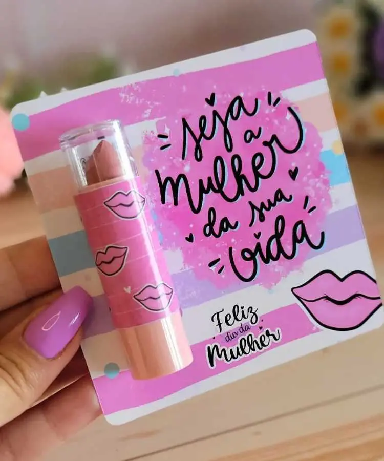 Lembrancinha de Dia da Mulher com batom e cartão com frase especial.
