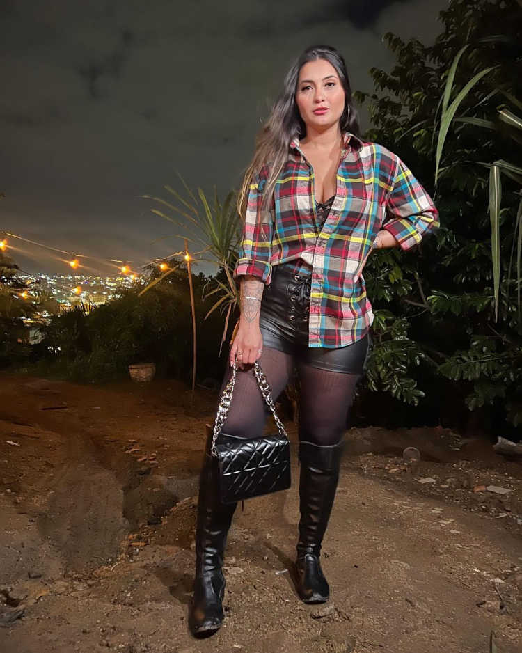 shorts de couro com camisa xadrez