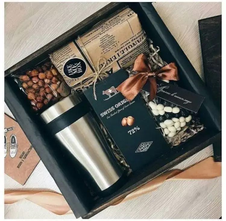 Cesta de Natal com garrafa térmica e doces 
