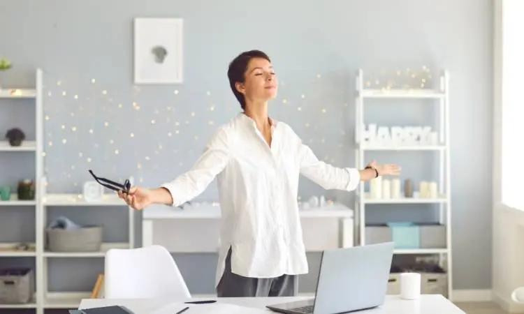 Mulher trabalhando com mindfulness.