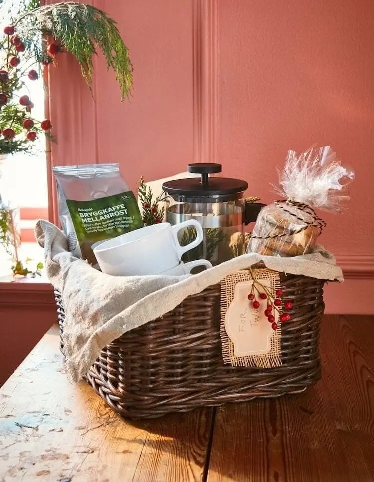 cesta de Natal para quem gosta de café, com café, xícara, doce e prensa francesa 