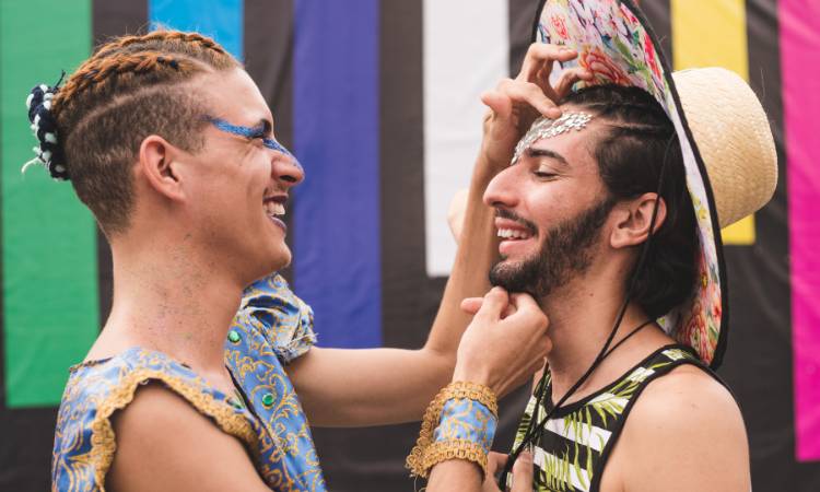 Homens com maquiagem de carnaval.