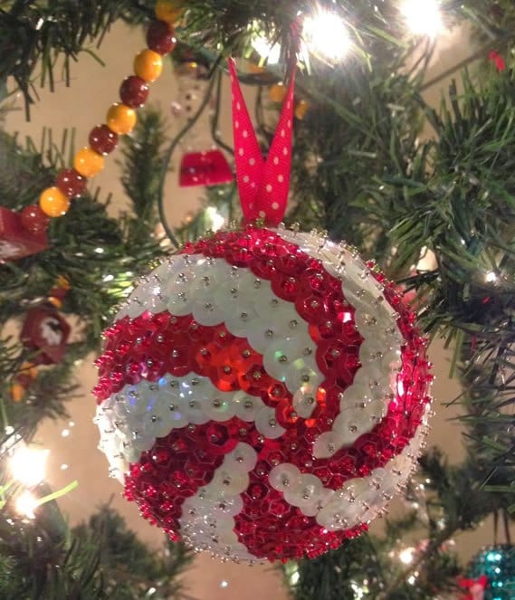 Bola de árvore de Natal com lantejoulas brancas e vermelhas