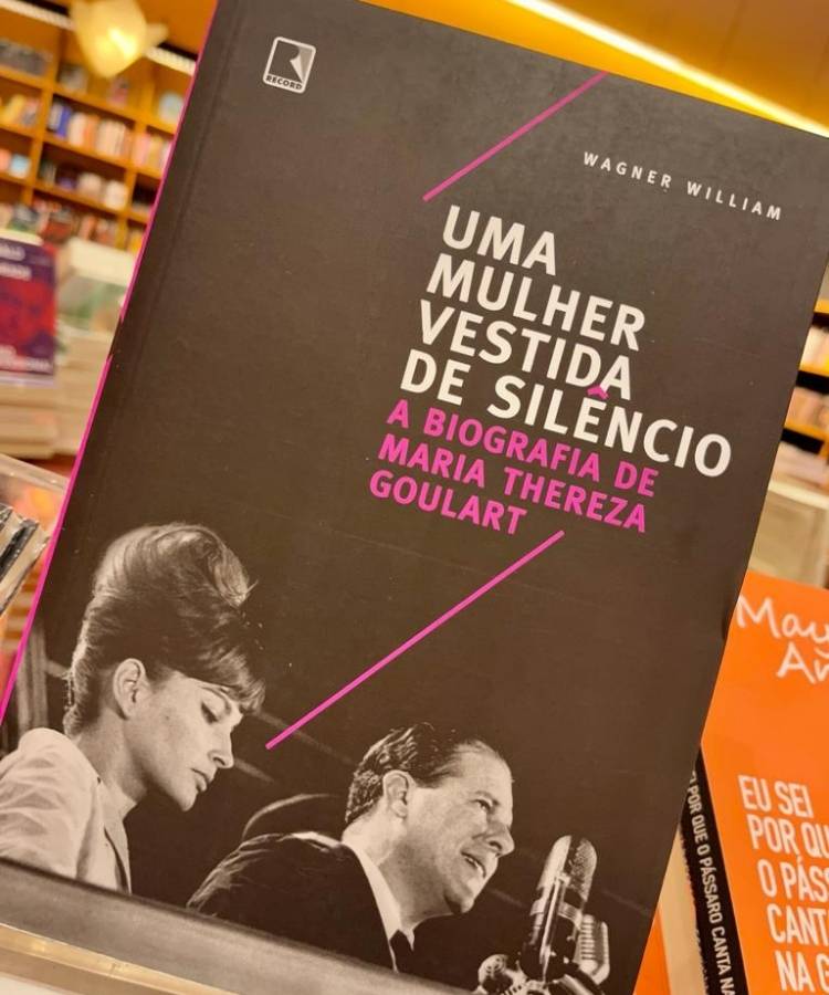 Foto do livro "Uma Mulher Vestida de Silêncio".