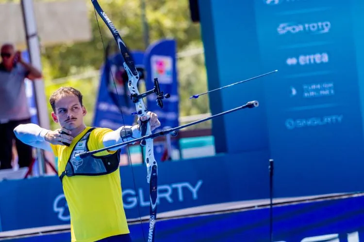 Marcus D'Almeida se preparando para atirar com tiro com arco